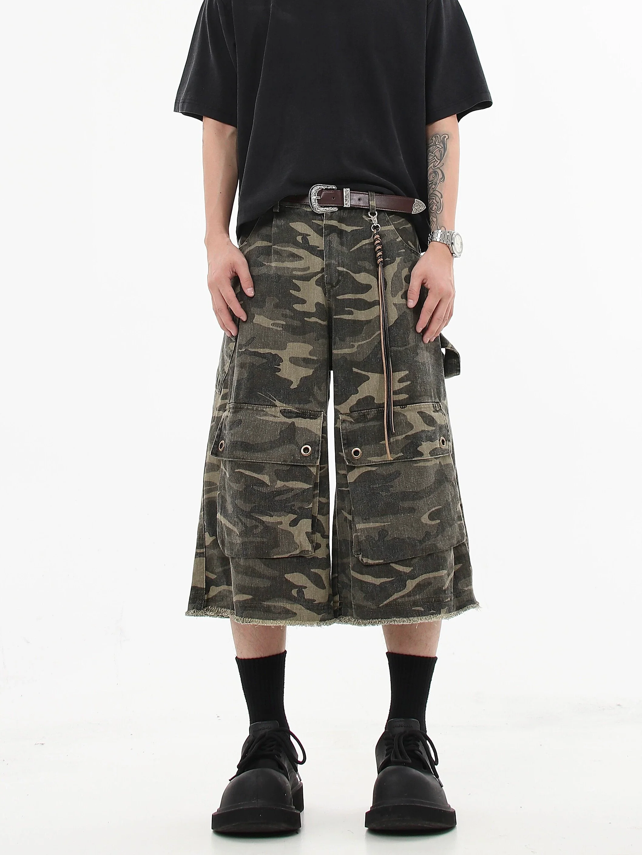 Camo Print Cargo Capri Shorts with Frayed Hem - Image 3