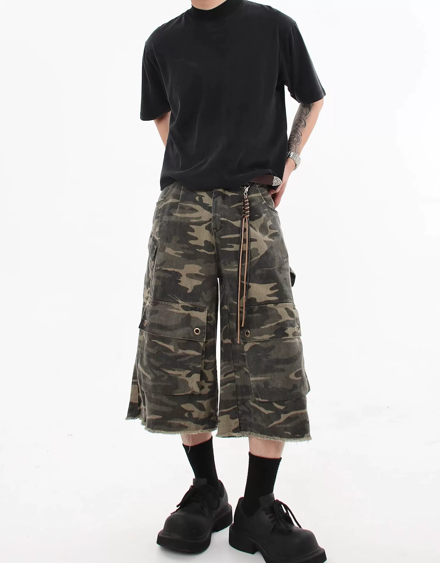 Camo Print Cargo Capri Shorts with Frayed Hem - Image 7