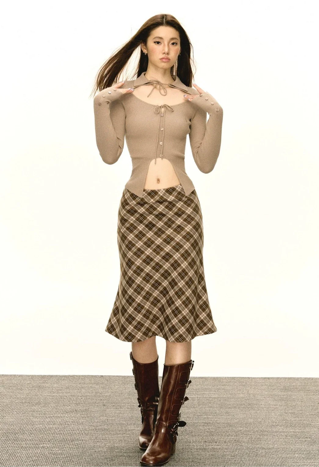 Collared Cutout Skinny Ribbed Button Top - Image 12