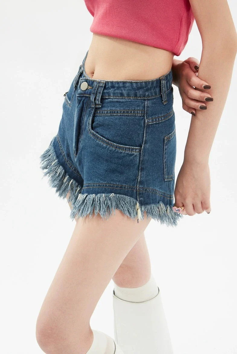 Frayed Distressed Tassel Hem Denim Shorts - Image 10