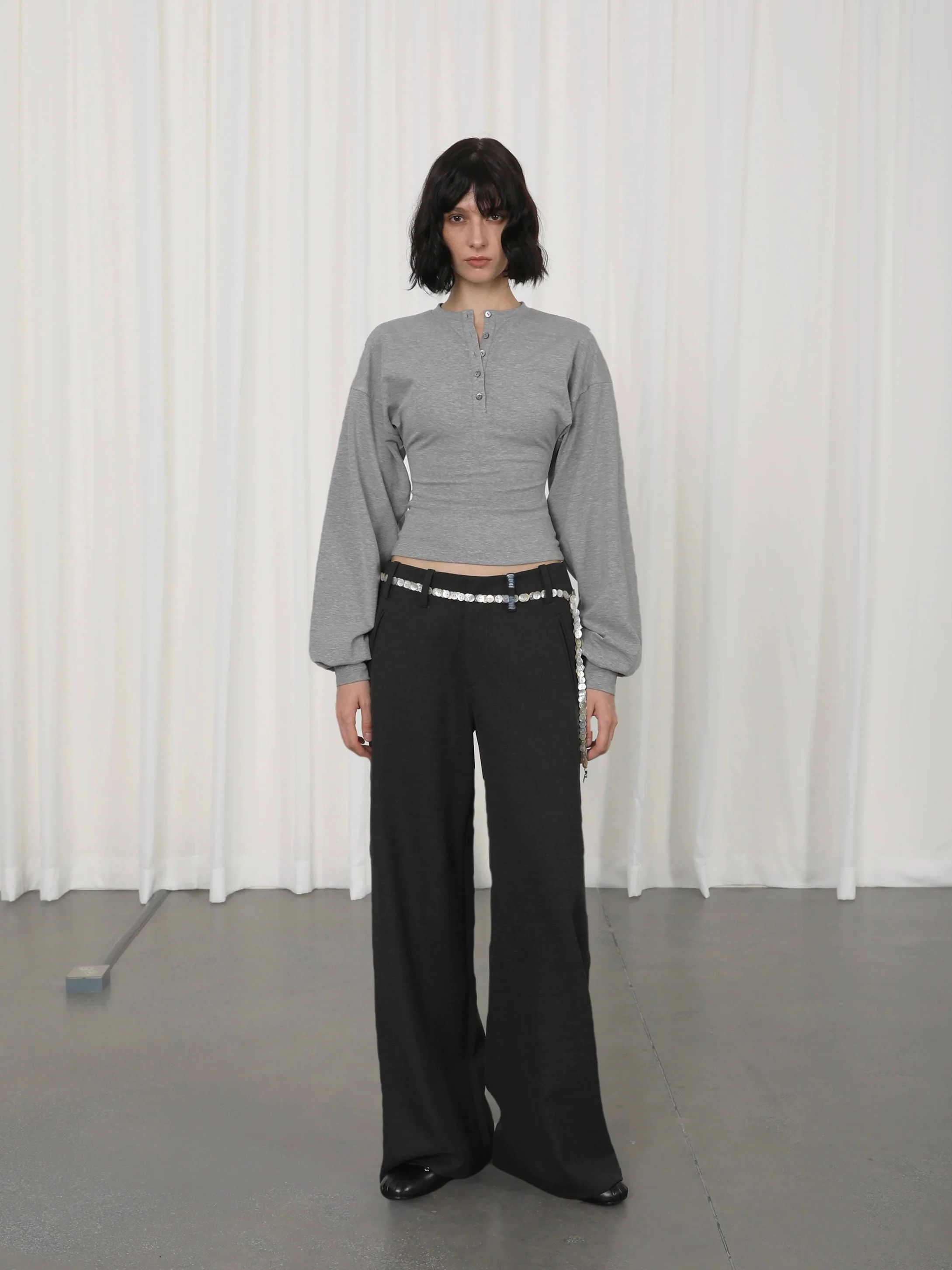 Henley Neck Cinch-Waisted T-Shirt With Balloon Sleeves - Image 4
