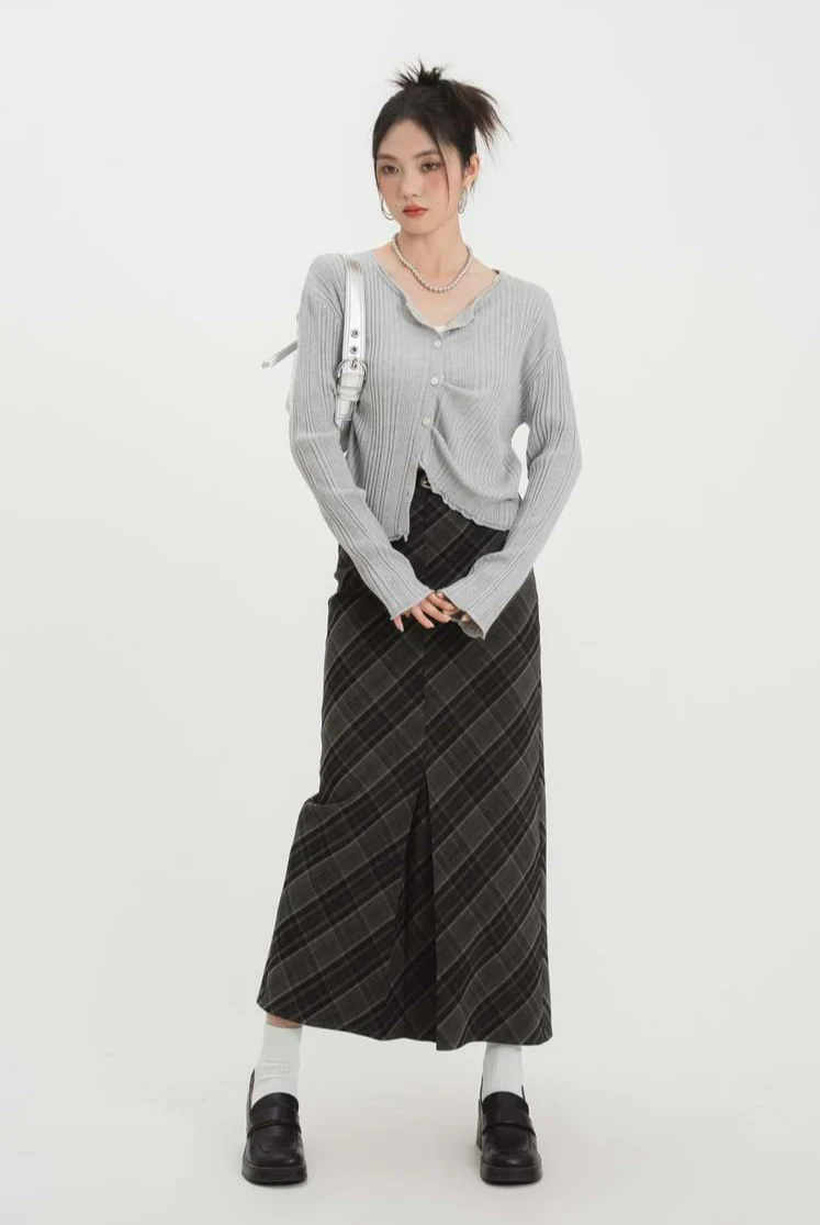 Ruffle Hem Ribbed Button Top - Image 12
