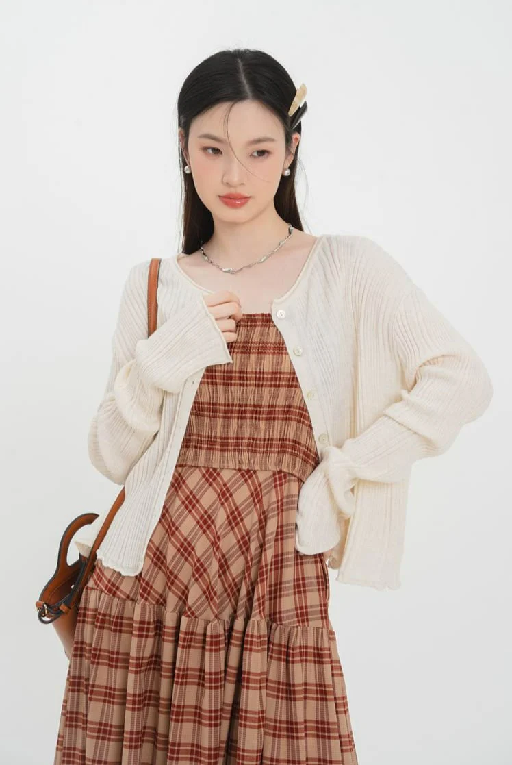 Ruffle Hem Ribbed Button Top - Image 14