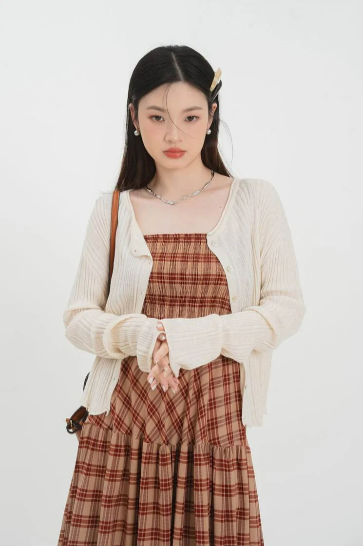 Ruffle Hem Ribbed Button Top - Image 15