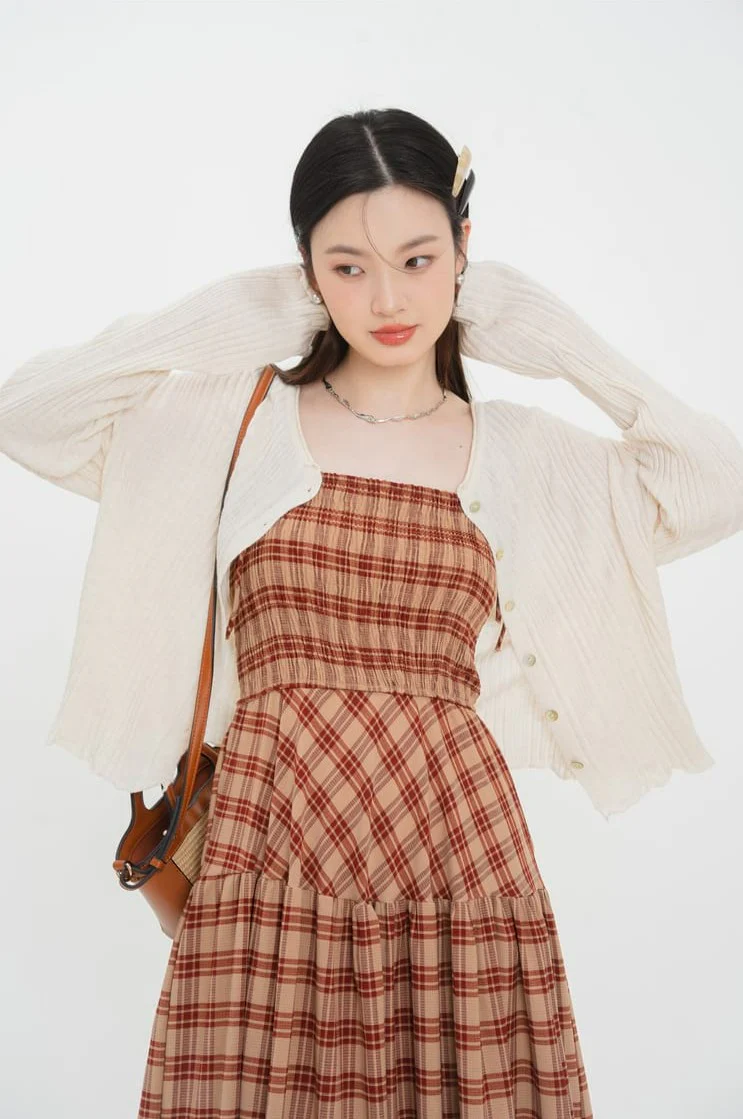 Ruffle Hem Ribbed Button Top - Image 18