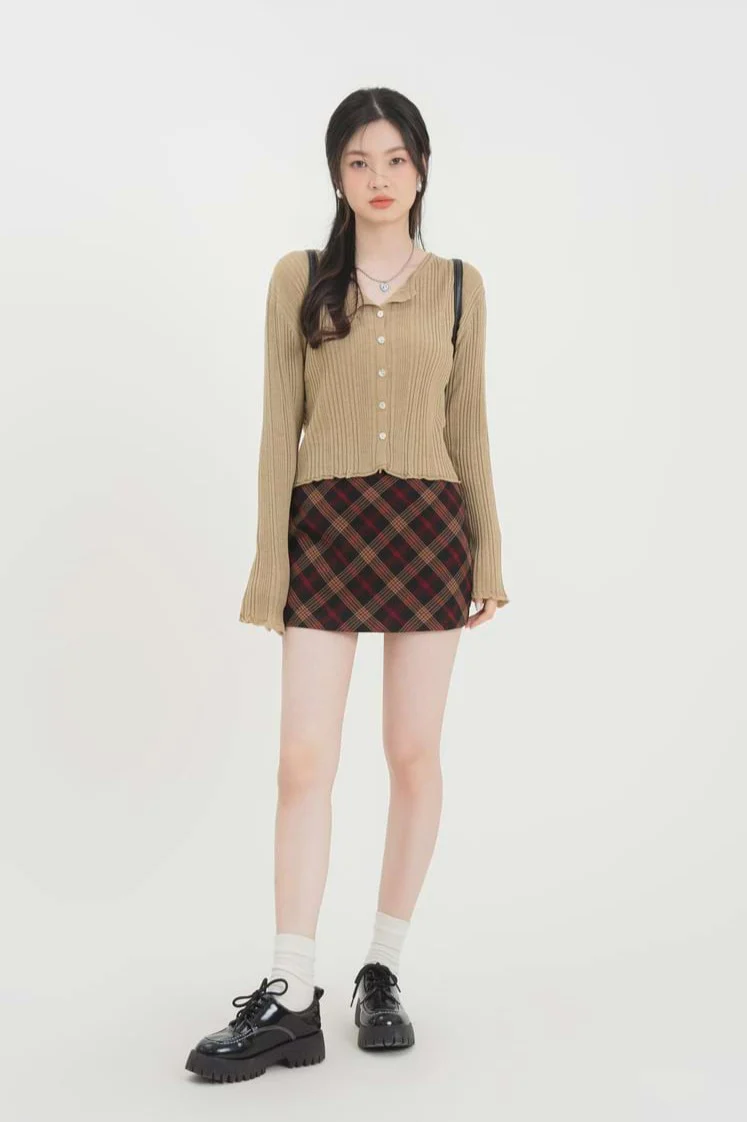 Ruffle Hem Ribbed Button Top - Image 5