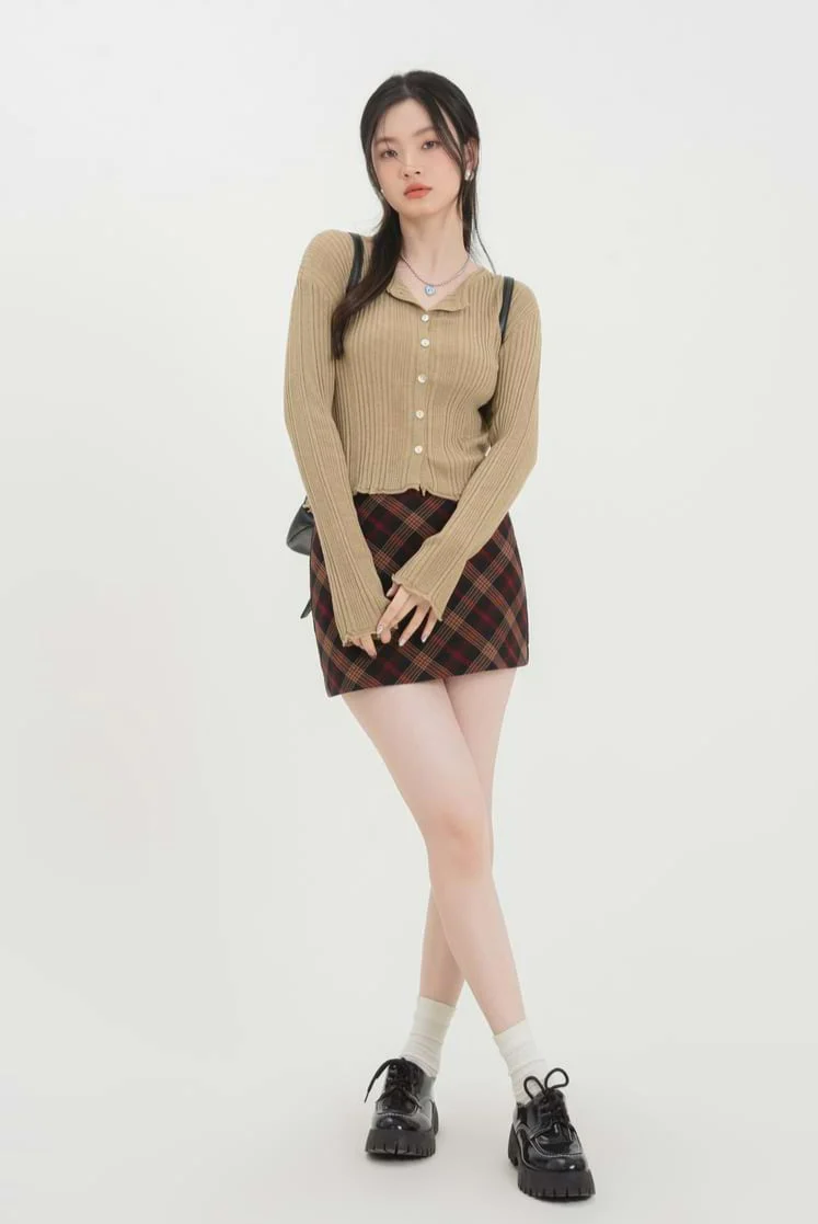 Ruffle Hem Ribbed Button Top - Image 6