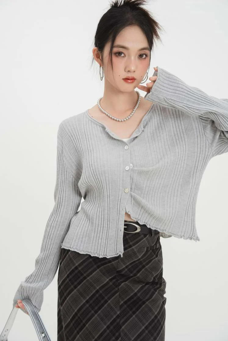 Ruffle Hem Ribbed Button Top - Image 9