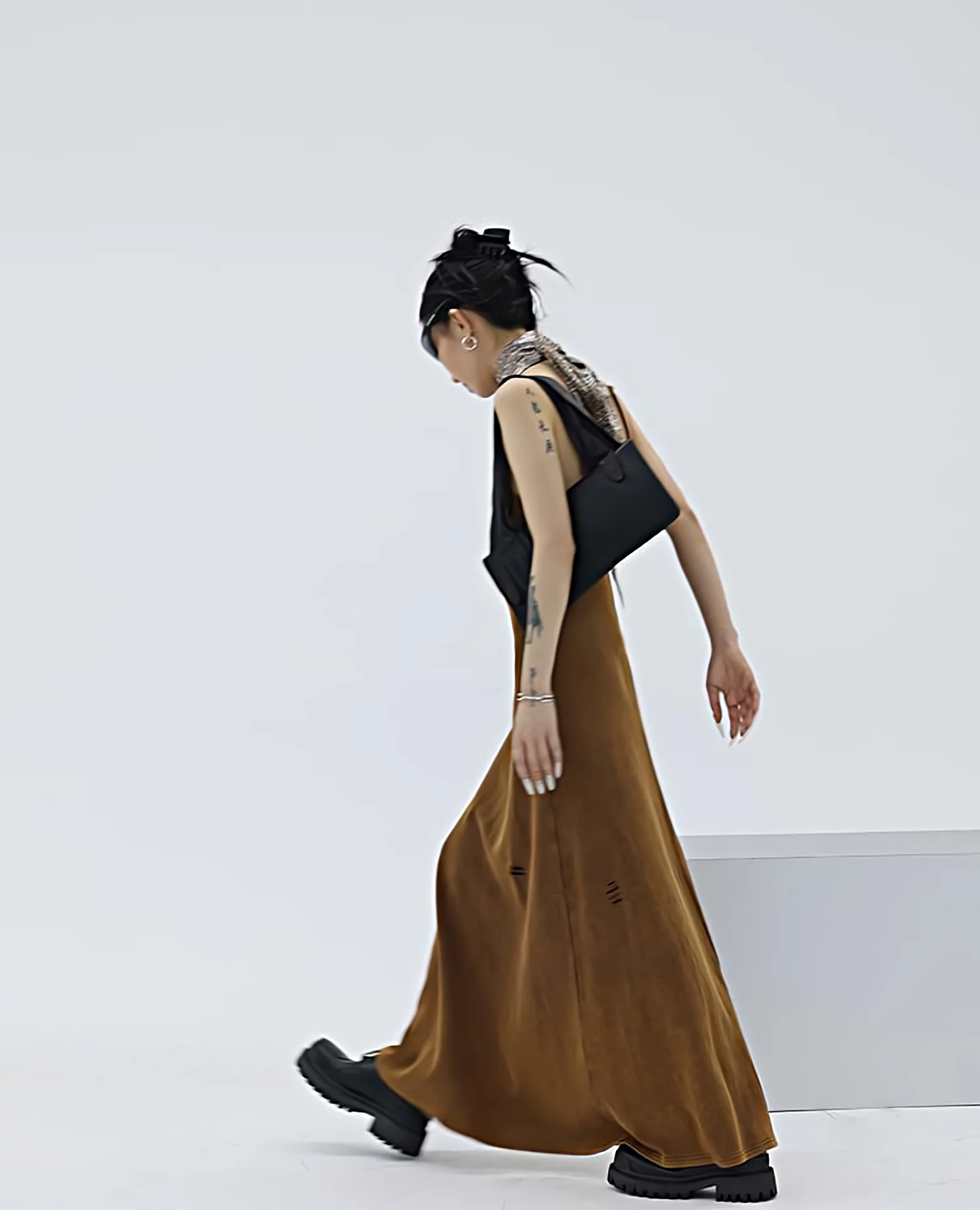 Slim Scoop-Neck Classic Distressed Maxi Dress - Image 10